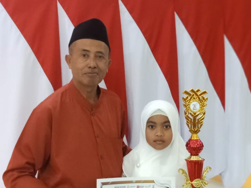 Keberkahan Bulan Rabiul Awwal, Murid SD Negeri 3 Seletreng Juara MTQ Tingkat Kabupaten Terima Penghargaan Dari Bupati Situbondo.