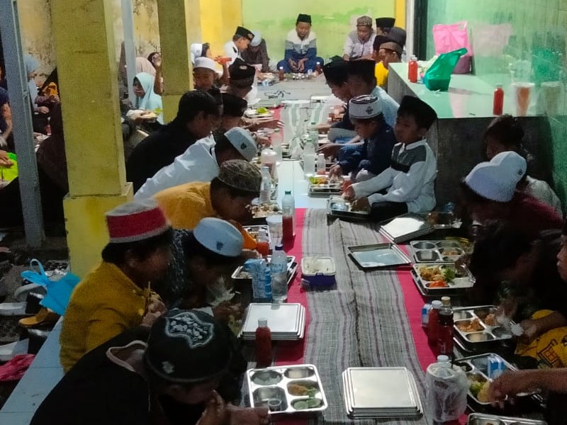FEBRUARI BERDAMPAK BERBAGI TAKJIL DAN BERBUKA BERSAMA